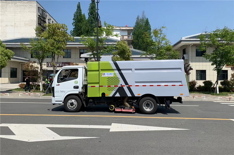 國(guó)六小多利卡5噸（1水/4塵）吸塵車