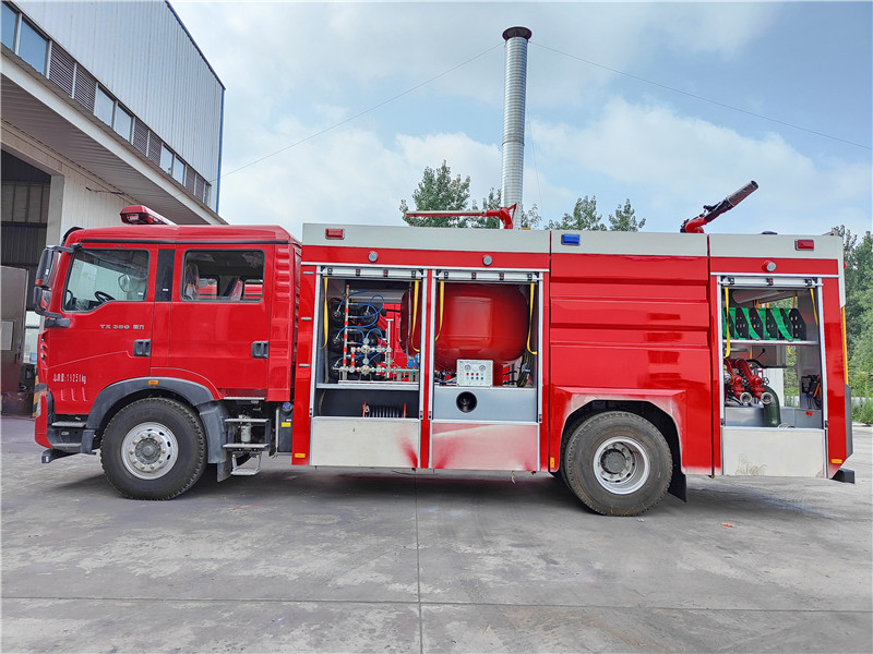 豪沃7噸干粉泡沫聯(lián)用消防車